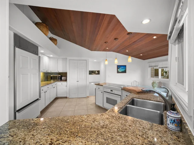 Listing Image for 212 E Ikea Kai Pl 13 of 50