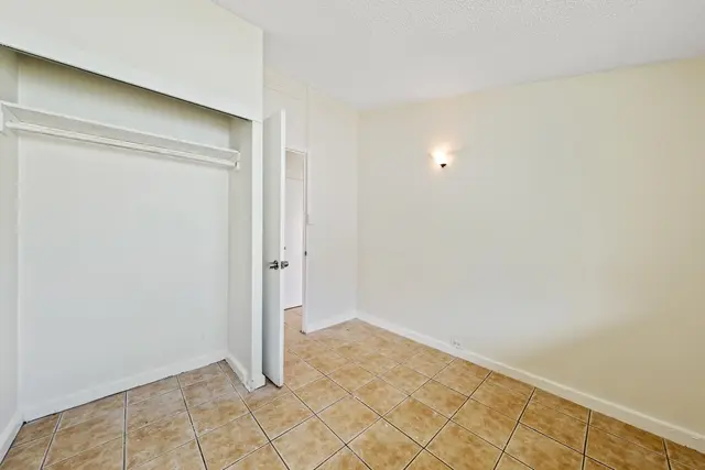 Listing Image for 20 Ahina Pl 9 of 36