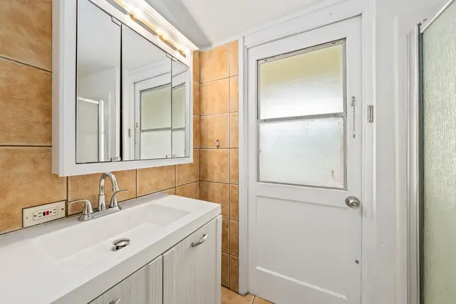 Listing Image for 20 Ahina Pl 12 of 36