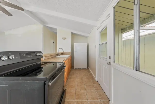 Listing Image for 20 Ahina Pl 4 of 36