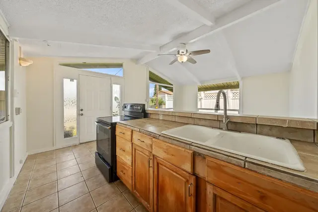 Listing Image for 20 Ahina Pl 5 of 36