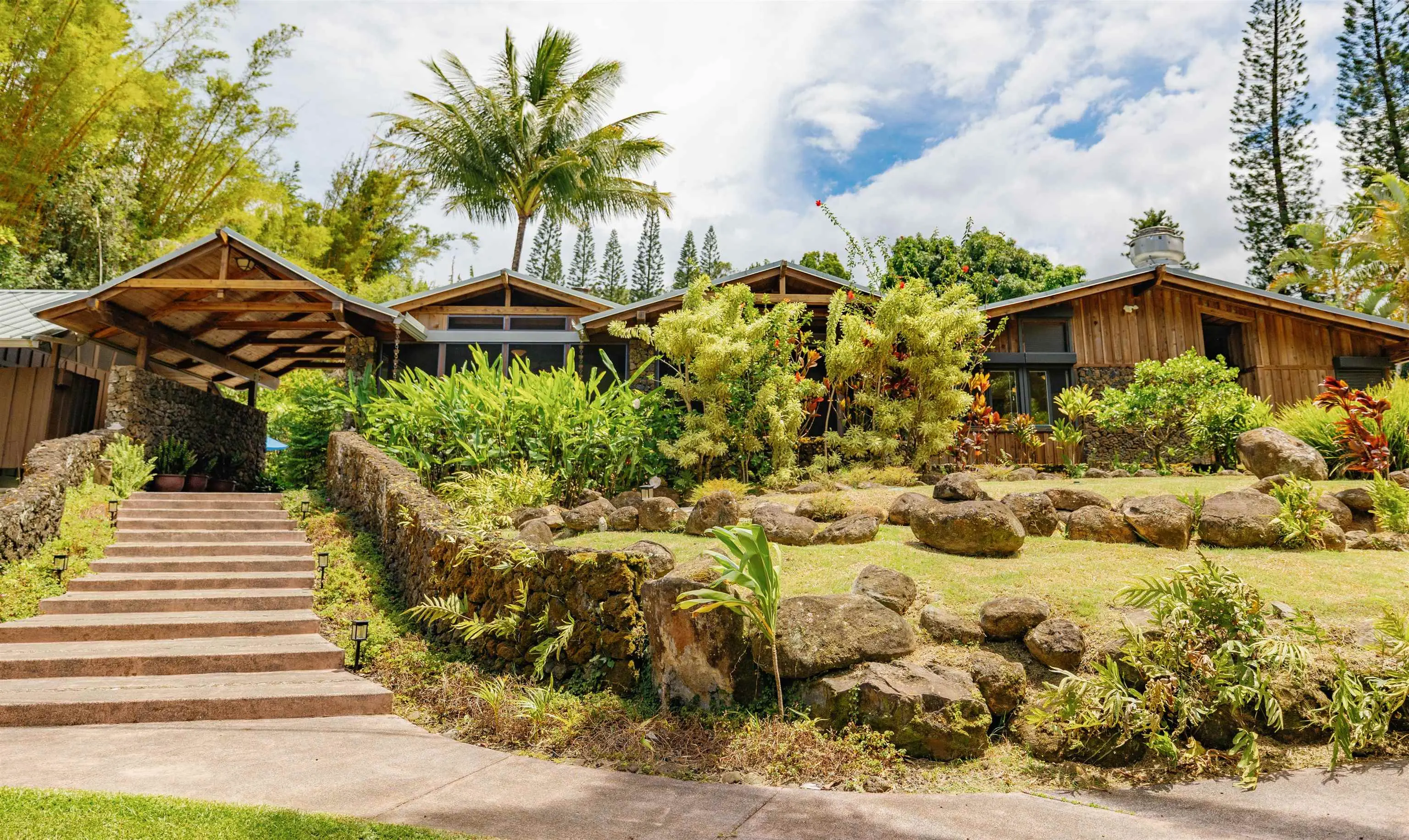 1055 Kaupakalua Rd, Haiku