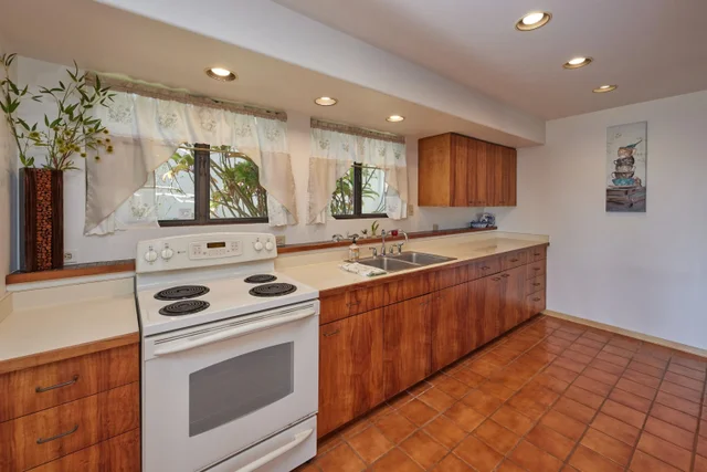 Listing Image for 495 Polulani Dr 11 of 36