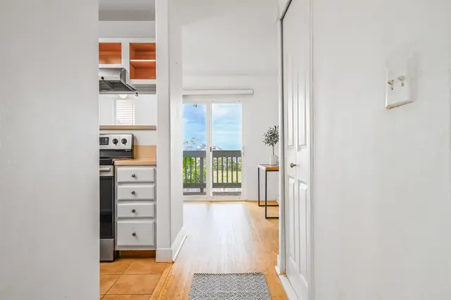 Listing Image for 17 Jillian Ln 521 5 of 33