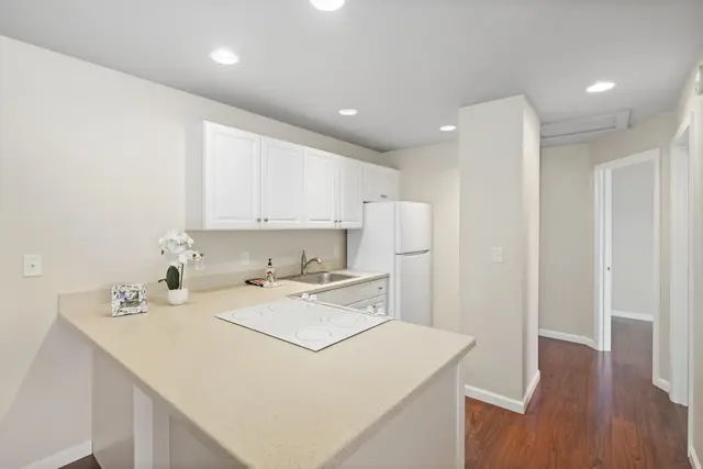 Listing Image for 160 Keonekai Rd 14-202 5 of 26