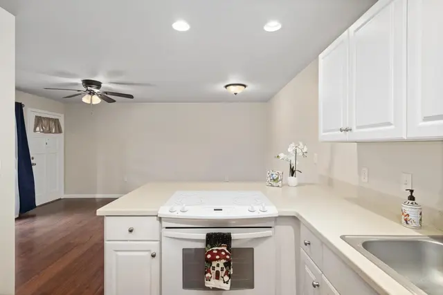 Listing Image for 160 Keonekai Rd 14-202 9 of 26