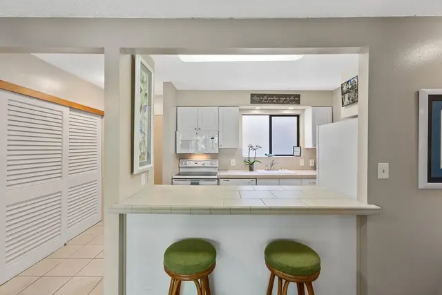Listing Image for 280 Hauoli St B-17 18 of 38