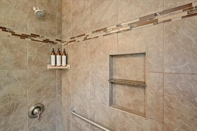 Listing Image for 280 Hauoli St B-17 23 of 38