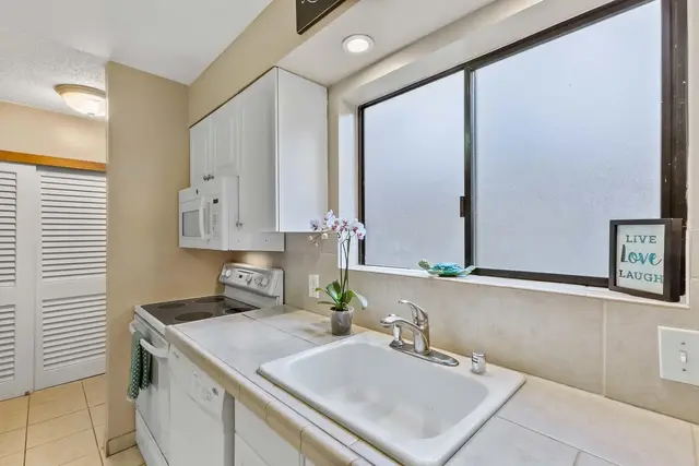 Listing Image for 280 Hauoli St B-17 28 of 38