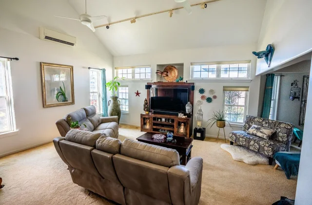 Listing Image for 55 Kuuhale Pl 10 of 42