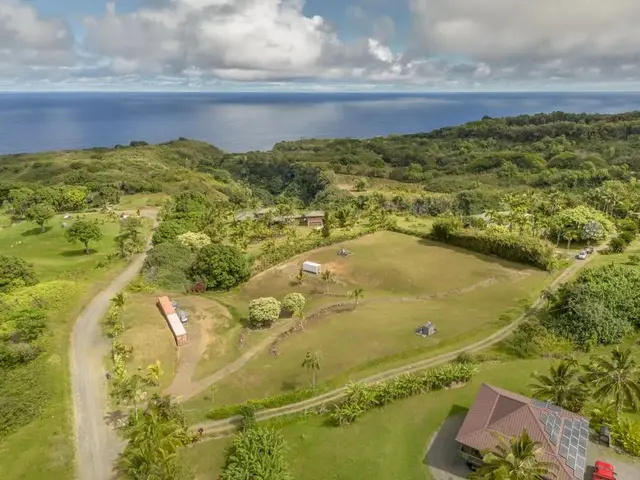 Listing Image for 320 Hanauana Rd 3 of 33