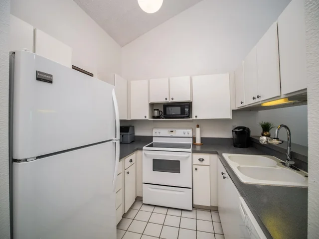 Listing Image for 15 Kulanihakoi St 16g 6 of 25