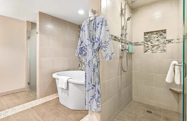 Listing Image for 200 Nohea Kai Dr 3-up 48-52 6 of 22