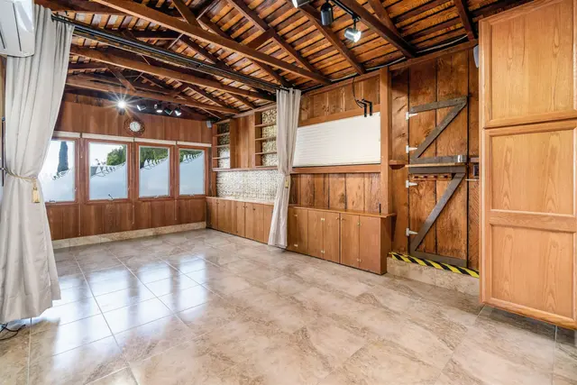 Listing Image for 53 Maukanani St 35 of 40