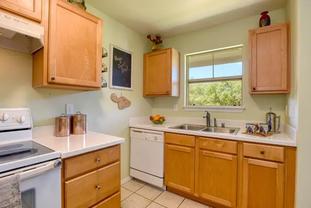 Listing Image for 50 Halili Ln 5l 14 of 33
