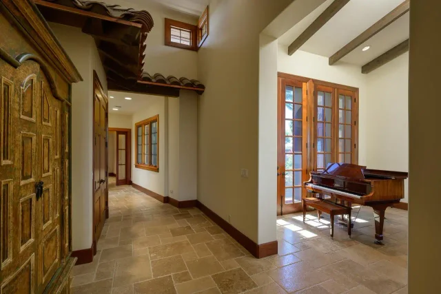 Listing Image for 104 Anapuni Loop 31 of 45