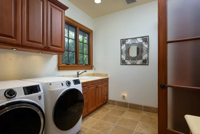 Listing Image for 104 Anapuni Loop 36 of 45