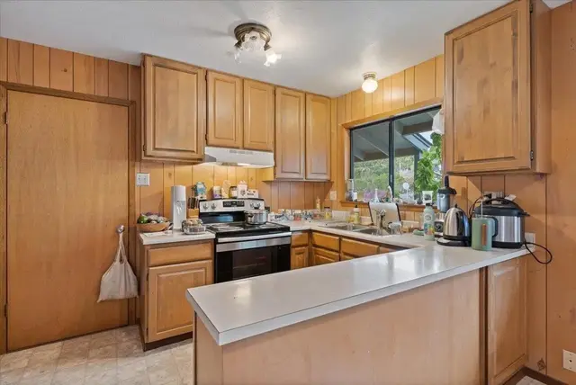 Listing Image for 8 Huina Pl 29 of 40