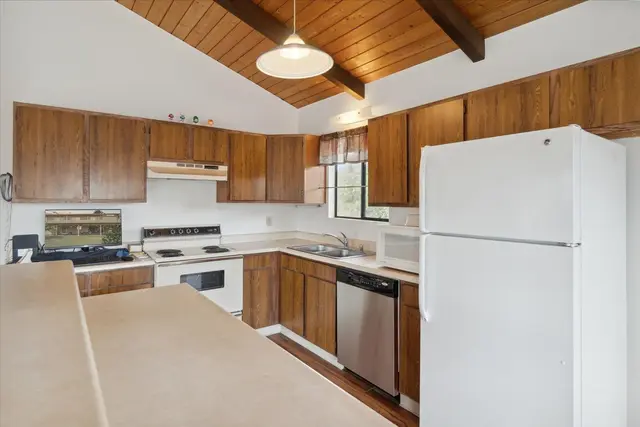 Listing Image for 33 Eleu Pl 14 of 39