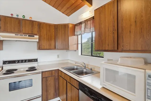 Listing Image for 33 Eleu Pl 15 of 39