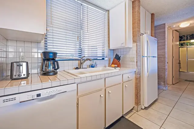 Listing Image for 30 Hauoli St 310 25 of 34