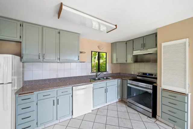 Listing Image for 500a Mikioi Pl 28 of 44