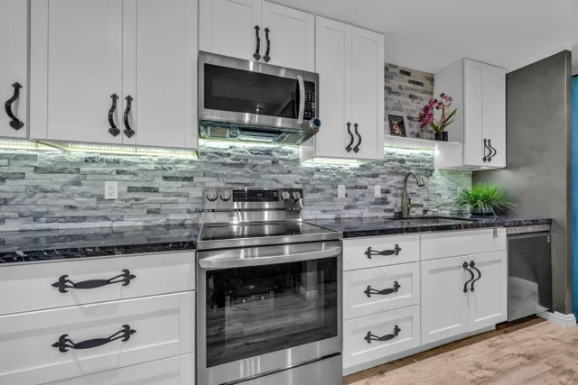 Listing Image for 160 Keonekai Rd 13-102 6 of 36