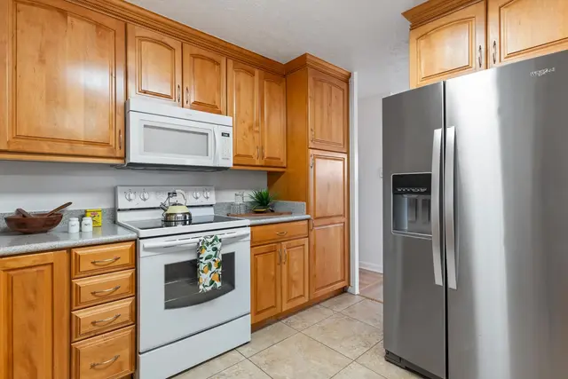 Listing Image for 222 W Hawaii St 10 of 37