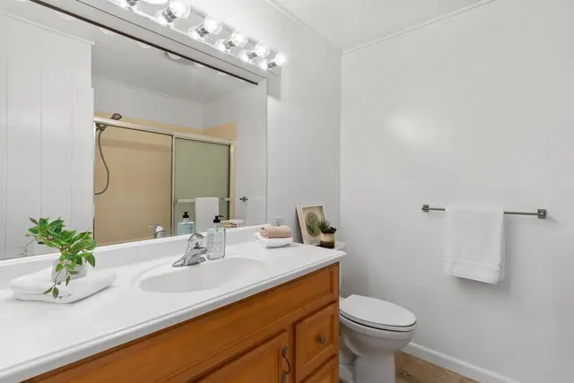 Listing Image for 222 W Hawaii St 15 of 37