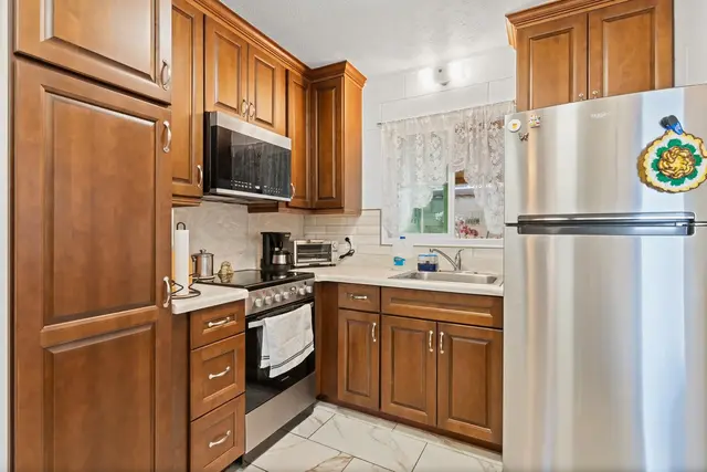 Listing Image for 222 W Hawaii St 30 of 37