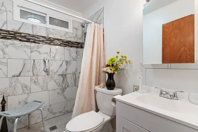 Listing Image for 222 W Hawaii St 34 of 37