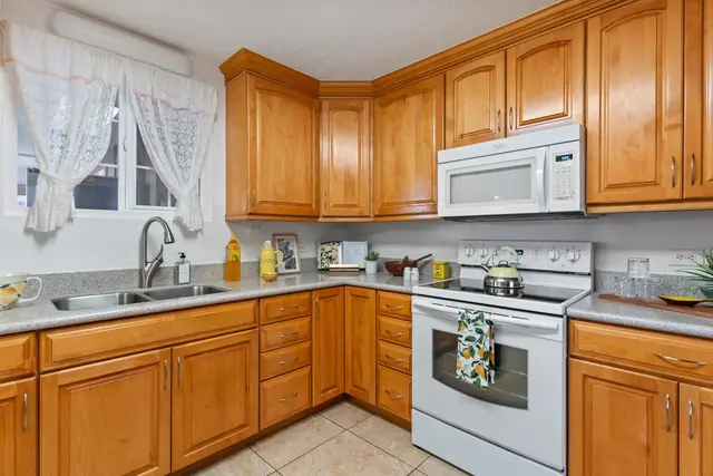 Listing Image for 222 W Hawaii St 8 of 37