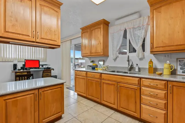 Listing Image for 222 W Hawaii St 9 of 37
