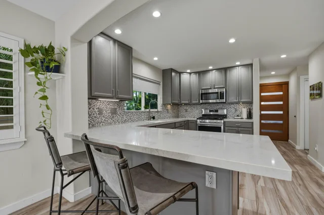 Listing Image for 11 Meleana Pl 21 of 50