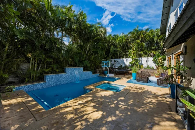 Listing Image for 11 Meleana Pl 9 of 50