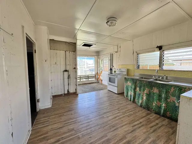 Listing Image for 1590 Ono St 5 of 9
