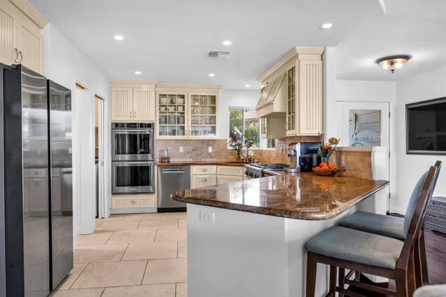 Listing Image for 40 Kapalulu Pl 6 of 45