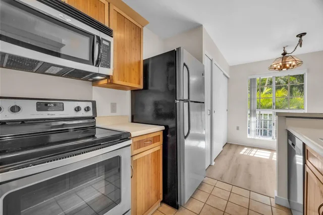 Listing Image for 160 Keonekai Rd 18-202 17 of 25