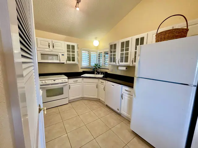 Listing Image for 10 N Hiena Pl 4 of 37