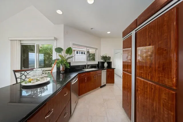 Listing Image for 679 Maalahi St 9 of 38