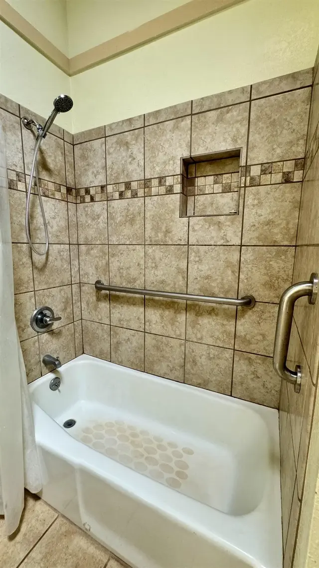 Listing Image for 100 Lio Pl Q3 20 of 36