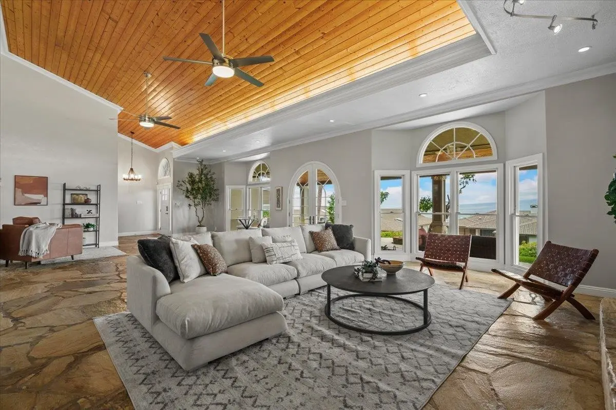 Photo of Listing #409373