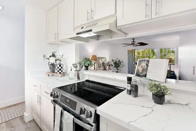 Listing Image for 160 Keonekai Rd 27-201 12 of 41