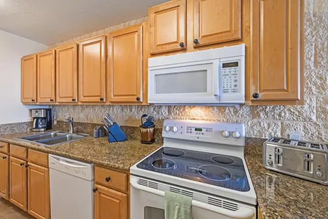 Listing Image for 250 Hauoli St 417 23 of 30