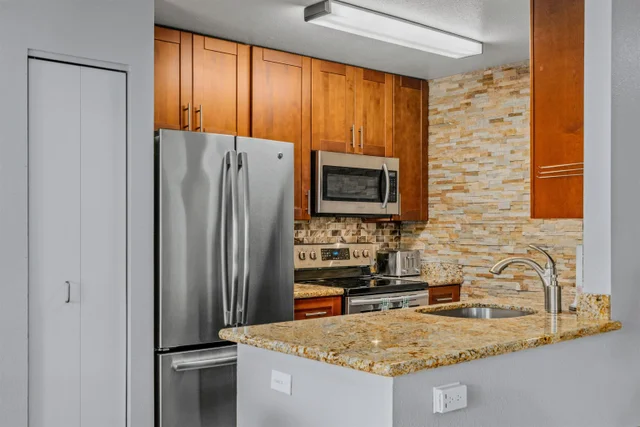 Listing Image for 160 Keonekai Rd 3-203 3 of 32