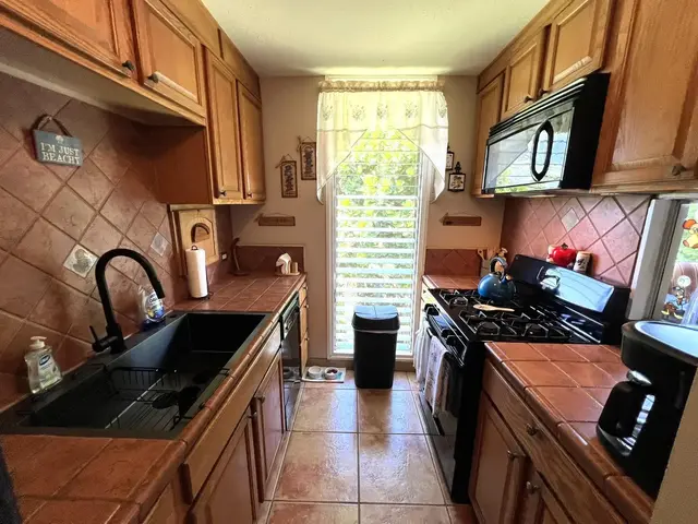 Listing Image for 35 Walaka St L-305 19 of 50