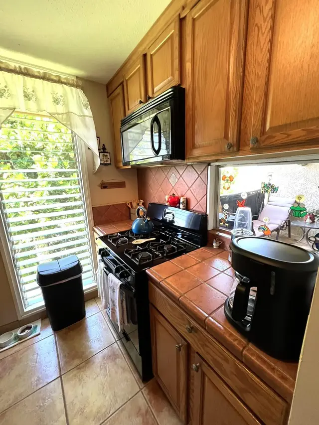 Listing Image for 35 Walaka St L-305 22 of 50