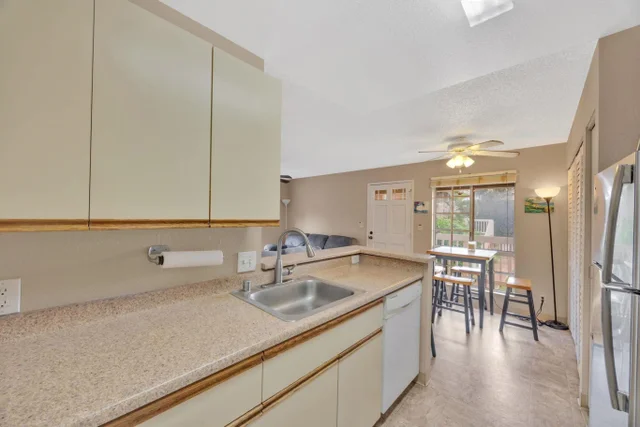 Listing Image for 140 Uwapo Rd 9-202 5 of 31