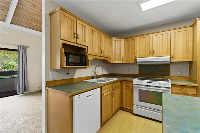 Listing Image for 2180 Vineyard St 308 16 of 41