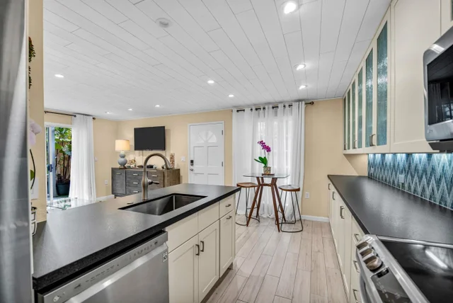 Listing Image for 160 Keonekai Rd 8-103 11 of 50